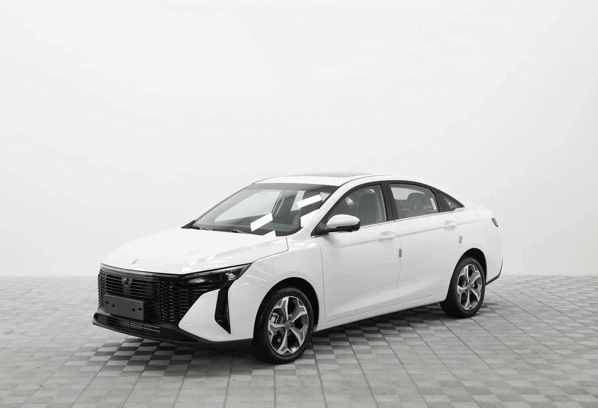 LIVAN S6Pro с салона по цене от 1 210 000 рублей